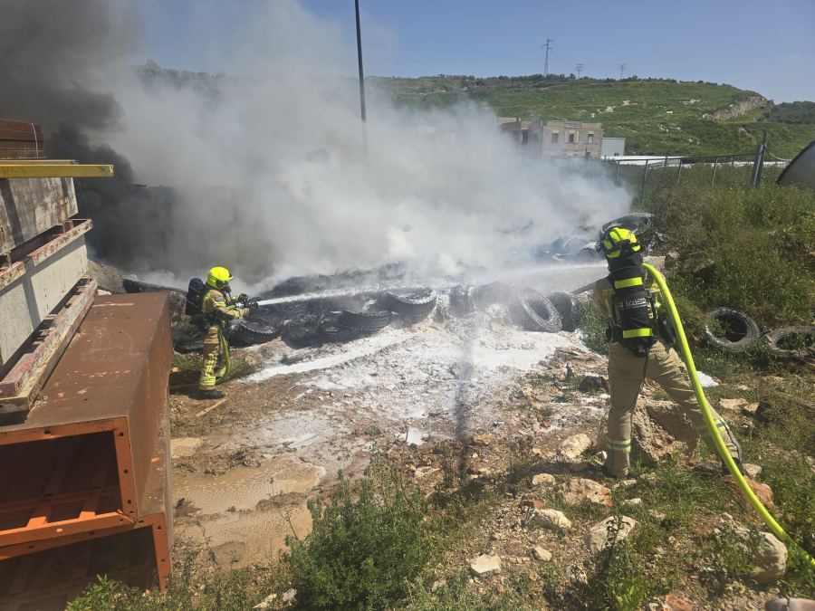 دير الاسد: حريق نفايات جراء سقوط شظايا